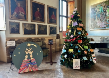 In Comune l’Albero di Natale della Gentilezza realizzato dalle scuole della città