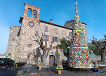 Centrini bianchi come la neve, mattonelle colorate come l’arcobaleno: sull’Alfina il Natale ha tutto un altro stile