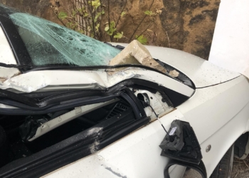 Ancora atti vandalici, blocco di cemento su auto in sosta lanciato da 20 metri