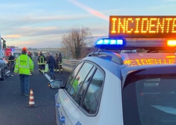 Autoarticolato tampona auto sull’A1, due automobilisti feriti