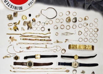 Adetta pulizie trova “tesoro” nello scarico del wc. La Polizia sventa truffa in autogrill