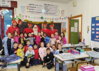 Gli Elfi dell’Orvietana consegnano doni ai bambini della scuola primaria “Sette Martiri” di Ciconia