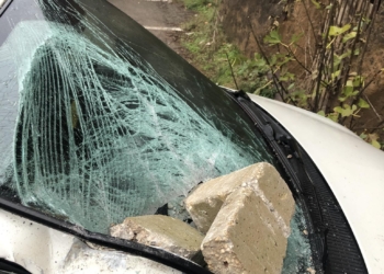 Ancora atti vandalici, blocco di cemento su auto in sosta lanciato da 20 metri