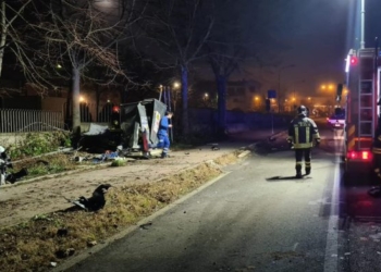 Auto esce fuori strada e colpisce la colonnina del gas, interrotta la fornitura in tutta La Svolta