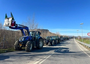 Protesta agricoltori contro le politiche agricole europee, centinaia di trattori in marcia ai piedi della Rupe