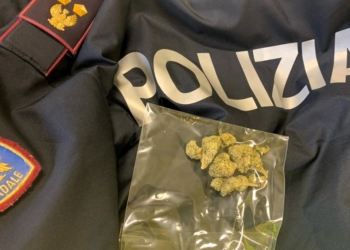 Chiedono aiuto alla Polizia di Stato e vengono trovati con la droga