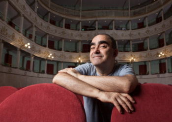 Al Teatro Mancinelli Elio canta Enzo Jannacci con “Ci vuole orecchio”