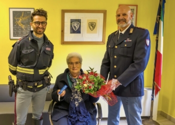 Anziana fa arrestare truffatrice, la Polizia la ringrazia con un mazzo di fiori