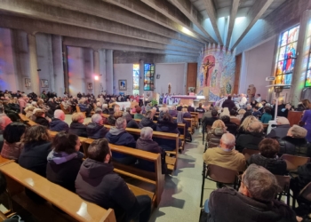 Un addio pieno di amore e dolore: la comunità saluta don Augusto nel suo ultimo viaggio