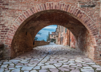Monteleone D’Orvieto accoglie i turisti con una nuova segnaletica turistica interattiva