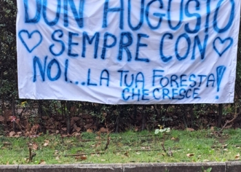 Un addio pieno di amore e dolore: la comunità saluta don Augusto nel suo ultimo viaggio