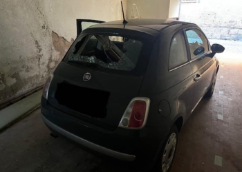 Auto dentro garage in centro storico, teppisti alzano saracinesca e distruggono parabrezza con un mattone