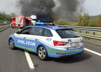 Bisarca in fiamme sull’A1, traffico bloccato tra Orvieto e Fabro