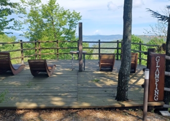 Esplorando il fascino delle Tende Glamping in legno naturale per agriturismi e resort