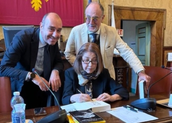 Cinzia Leone e il romanzo “Vieni tu giorno nella notte” hanno portato l’attualità, l’amore e il confronto in un momento drammatico accendendo la fiamma del dialogo