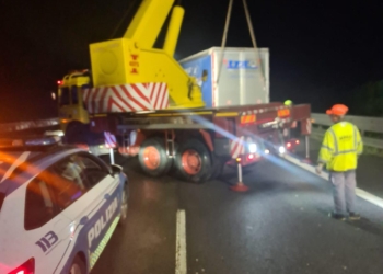 Autostrada bloccata nella notte per autoarticolato finito di traverso sulla carreggiata