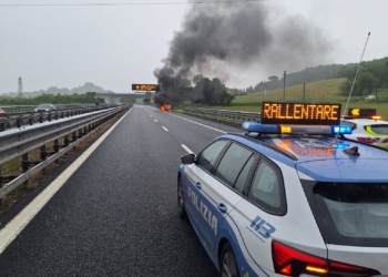 Auto in fiamme in autostrada, 4 km di coda all’altezza di Chiusi