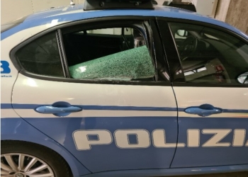 Resistenza a pubblico ufficiale e danneggiamento aggravato 30enne denunciato dalla Polizia