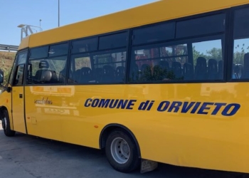 Servizio dello scuolabus sospeso: famiglie in difficoltà, alcuni bambini restano a casa ma nessuno ne parla