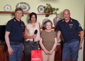 Nonna detective sventa una truffa e va in onda su Canale 5