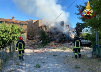 Esplosione in una palazzina, 75enne ferita