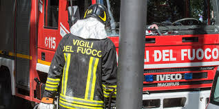 Incendio lambisce abitazioni, gesto eroico di due ragazzi. Lorenzo: “Porto la divisa nel cuore”