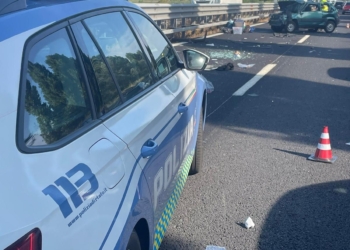 Auto ribaltata in A1, giornate intense in autostrada