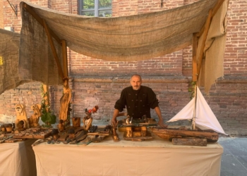 “Tra le mani di mio padre”, la passione di Marco Ciarlora. La sua Citroen 2CV in legno vola a Parigi per “Double Reve”