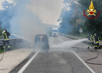 Auto in fiamme ai Fori di Baschi, conducente illesa e traffico bloccato