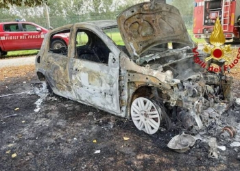 Rinvenuto il corpo carbonizzato di un uomo di 45 anni dentro l’auto in fiamme