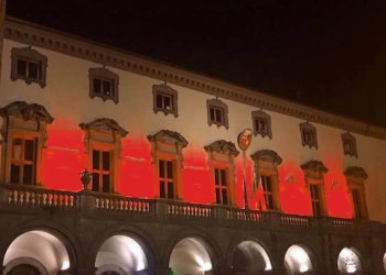 Giornata mondiale contro la violenza sulle donne, una panchina rossa dedicata a Rosalba Politi e Cinzia Carletti