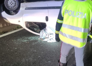 Furgone carico di rame si ribalta, uccel di bosco gli occupanti del mezzo