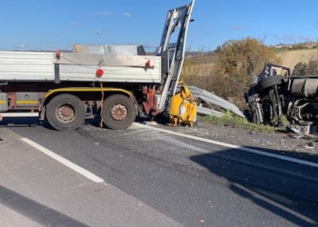 Autostrada, incidente tra mezzi pesanti. Camion dei rifiuti finisce nella scarpata