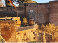 Iniziati i lavori al parapetto in Piazza Cahen. “Oltre alla Fortezza, anche il restauro del monumento e del giardino circostante”