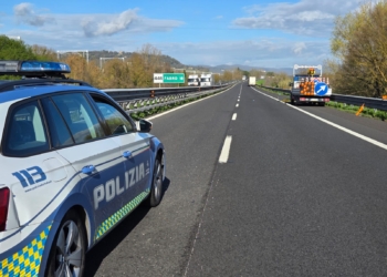 Incidente in A1: operaio di 38 anni muore travolto da un tir