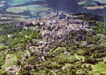 Todi, mobilità sostenibile per il centro storico. Sette le aree di sosta con oltre 700 posti auto servite da due linee urbane gratuite