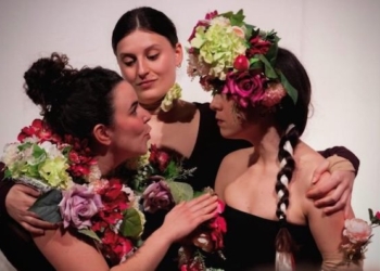 Applausi al Teatro del Carmine per lo spettacolo “Mosca Cieca”, promosso dall’Associazione “L’Albero di Antonia”