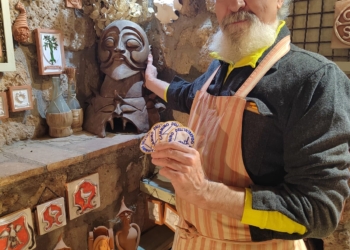 Cammino dell’intrepido Larth, sta esplodendo la gadget-mania, intanto altre due attività entrano nel circuito economico.