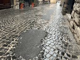 Lavori di ripavimentazione in via della Pace, le modifiche alla viabilità