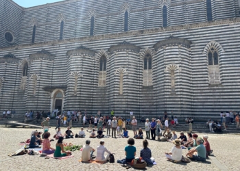 Un cerchio silenzioso in Piazza Duomo per Gaza e per dire ancora una volta “No” al massacro in corso