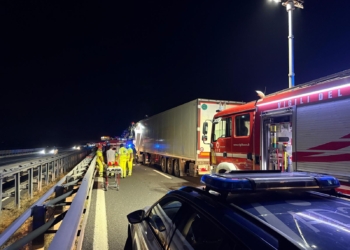 Tamponamento nella notte fra tre tir sull’Autostrada del Sole, muore un conducente