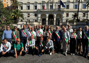 Disagi per i trasporti ferroviari, a Roma il sit in dei sindaci: “Uniti per il diritto alla mobilità”