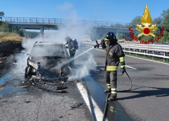 Auto in fiamme sull’A1 tra Fabro e Orvieto: a bordo una famiglia, illesa