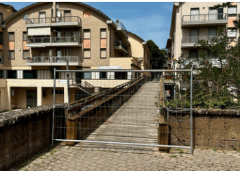 Chiusa al transito la passerella pedonale dei Giardini del Fosso dell’Abbadia a Orvieto scalo
