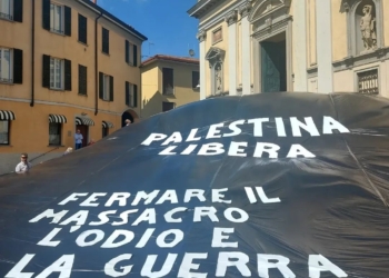 Flash Mob per la Palestina: “Il genocidio non va in vacanza”