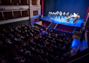 Dai barconi naufragati alla musica, l’Orchestra del Mare emoziona il Teatro Mancinelli