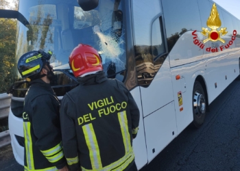 Incidente in Autostrada: paletto di ferro colpisce pullman di turisti
