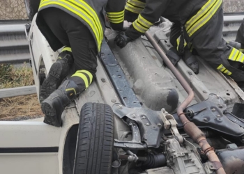 Auto ribaltata in Autostrada, automobilista estratto indenne