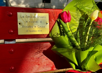 Giornata mondiale contro la violenza sulle donne, la panchina rossa di Cinzia e Rosalba accoglie i pensieri degli studenti