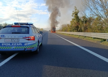 Mezzo pesante in fiamme sull’A1: traffico bloccato dopo il casello di Orvieto in direzione nord